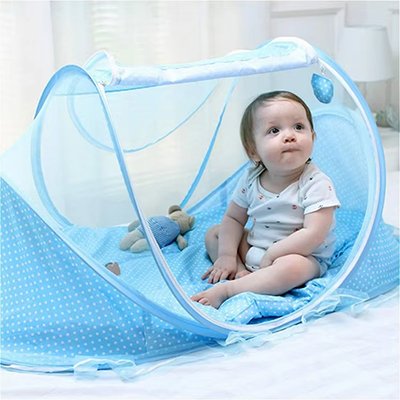 Lit moustiquaire bebe bleu bébé fille s'amuse
