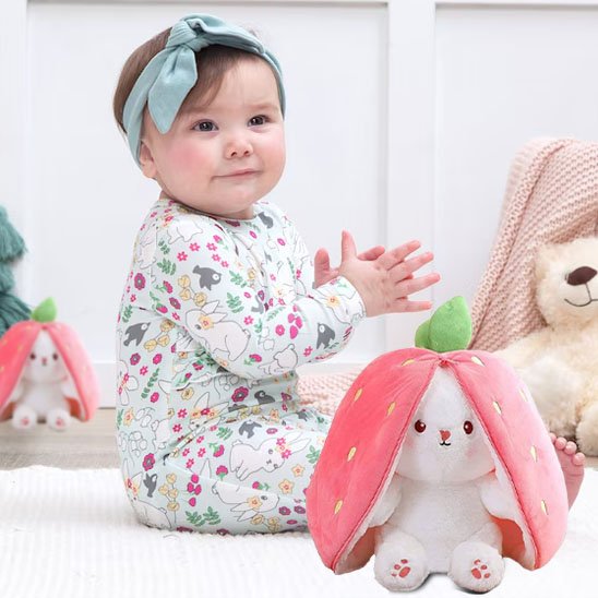 Peluche lapin rose et bébé fille