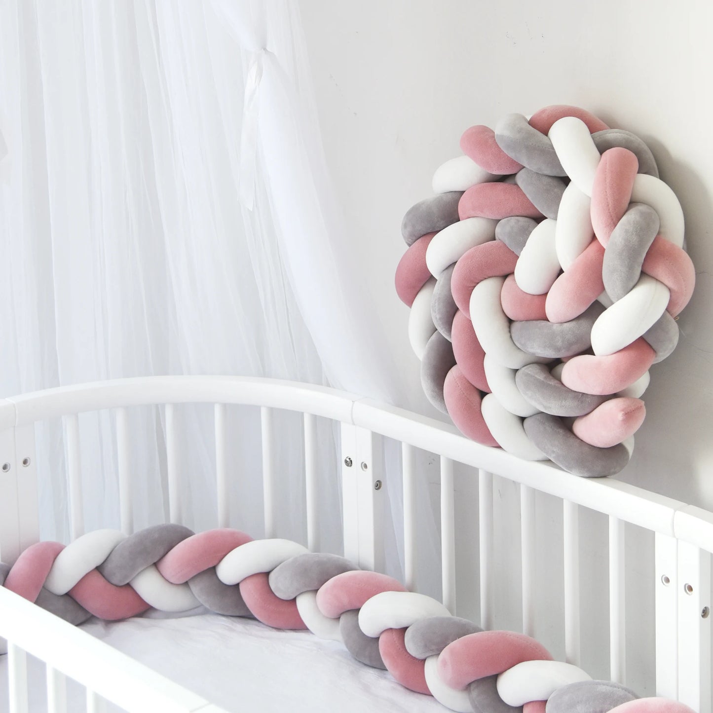 tresse de lit autour de bebe gris blanc terracotta