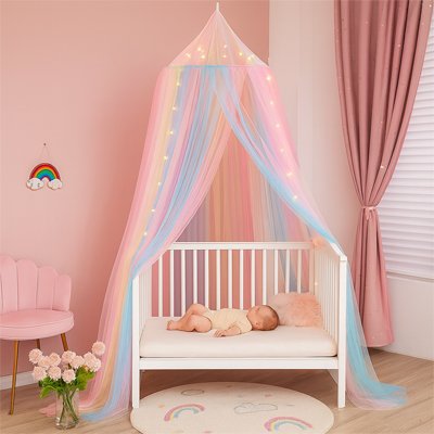 Ciel de lit multicolore bébé dort paisiblement