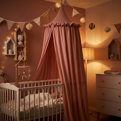 Ciel de lit rose bébé dort confortablement