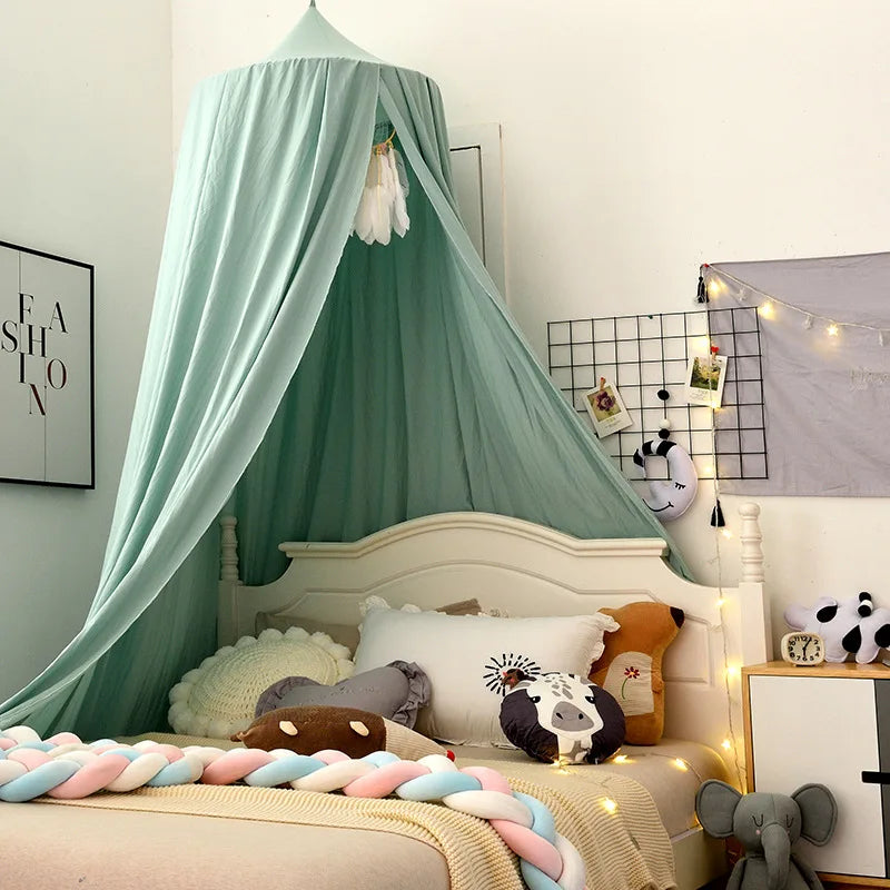 ciel de lit vert sauge avec décoration coussin