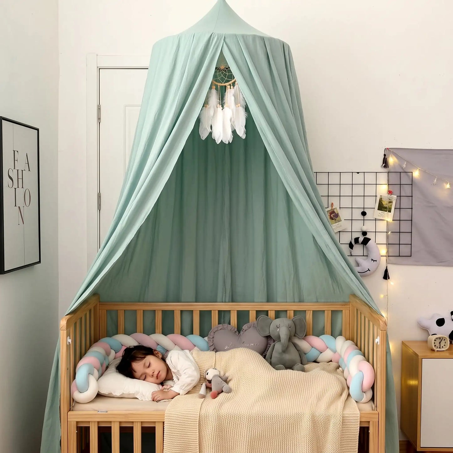 ciel de lit vert sauge enfant dort paisiblement