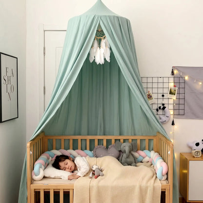 ciel de lit vert sauge enfant dort paisiblement