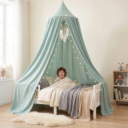 ciel de lit vert sauge enfant heureux 