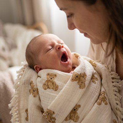 Couverture bébé confort bébé dans bras maman