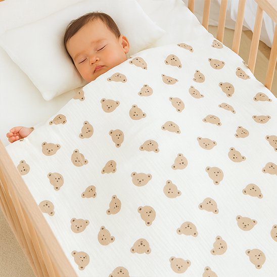 Couverture bébé imprimé ours sur bébé dort