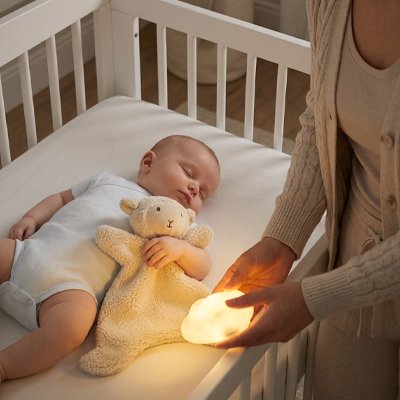 Doudou bébé mouton beige bébé dort avec veilleuse