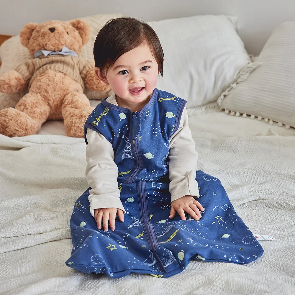gigoteuse bébé garçon bleu spatial sur bébé assis