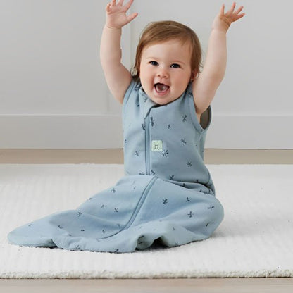 Gigoteuse bleu imprime sur bebe assis sur tapis