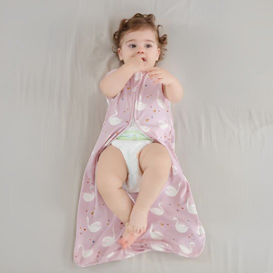 Gigoteuse rose imprimé sur bebe allonger près pour changer couche