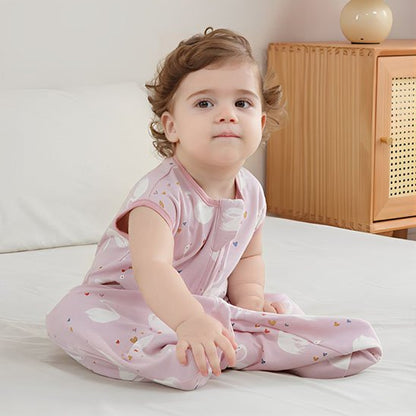 Gigoteuse rose imprime sur bebe assis sur le-lit