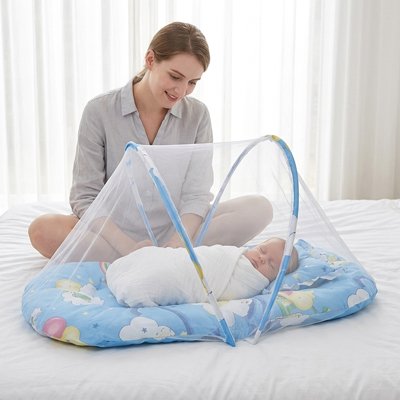 Lit moustiquaire bebe bleu maman regarde son bébé dort