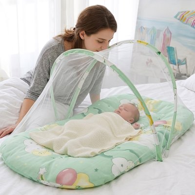 Lit moustiquaire bébé vert bébé dort paisiblement