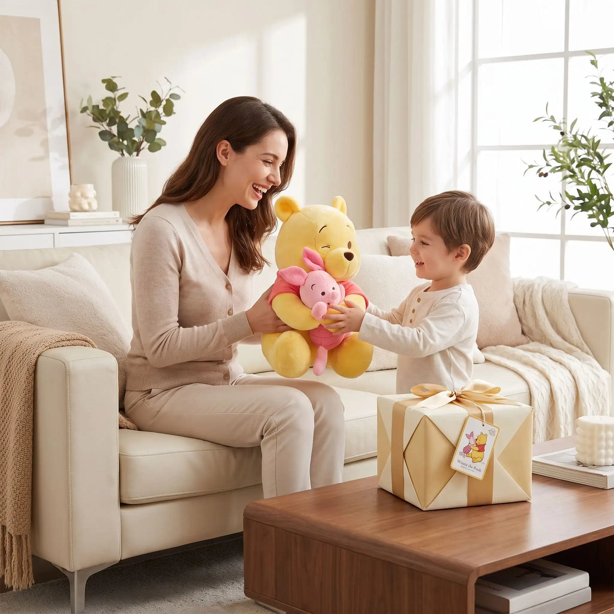 maman donne cadeau peluche Winnie ourson son fils