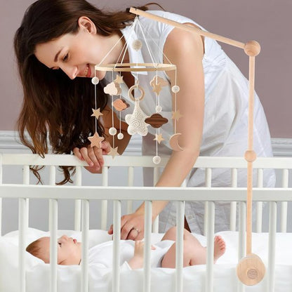 Mobile bebe blanc maman regarde son bébé dans berceau