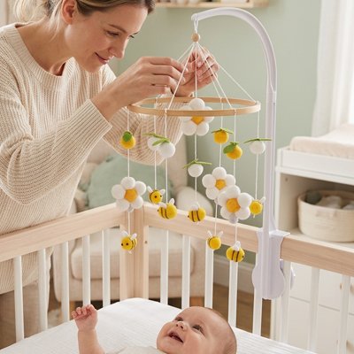 Mobile bébé en bois bebe gazouille dans berceau