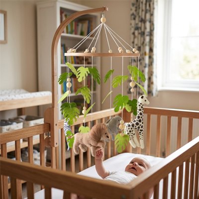 Mobile pour bébé bebe gazouille allongé dans berceau