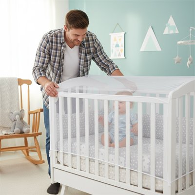 
moustiquaire lit bebe blanc bout de chou surveillé par papa