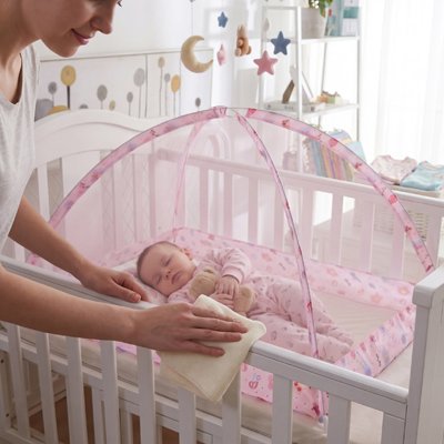 Moustiquaire lit bébé petit trésor dort maman veille son bebe