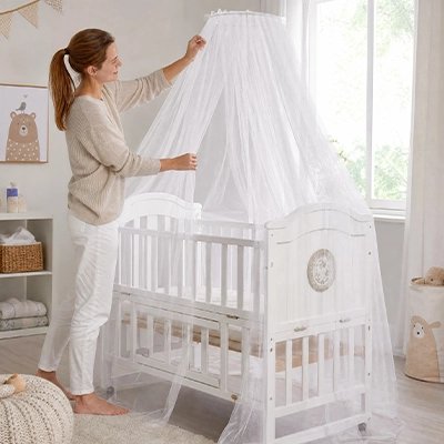 Moustiquaires lit bebe maman installe filet