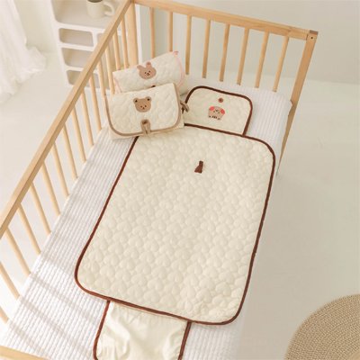 Tapis à langer nomade dans berceau