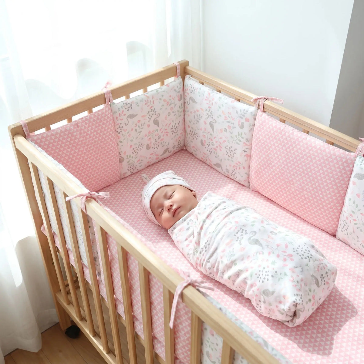 tour de lit pour bébé fille nouveau-né endormie