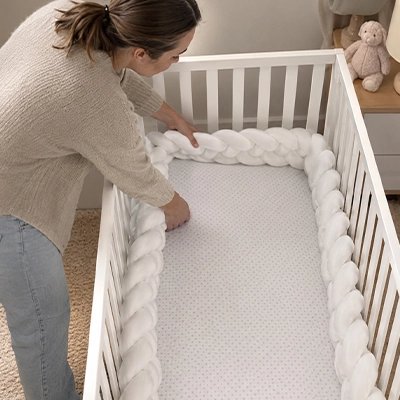 Tour de lit tressé maman installe