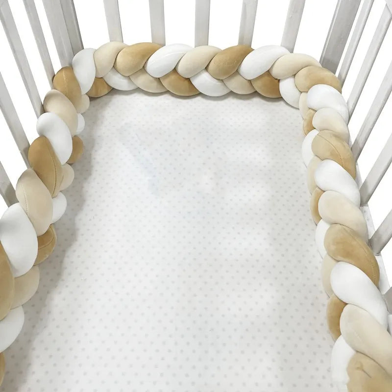 tresse de lit autour de bebe blanc jaune clair