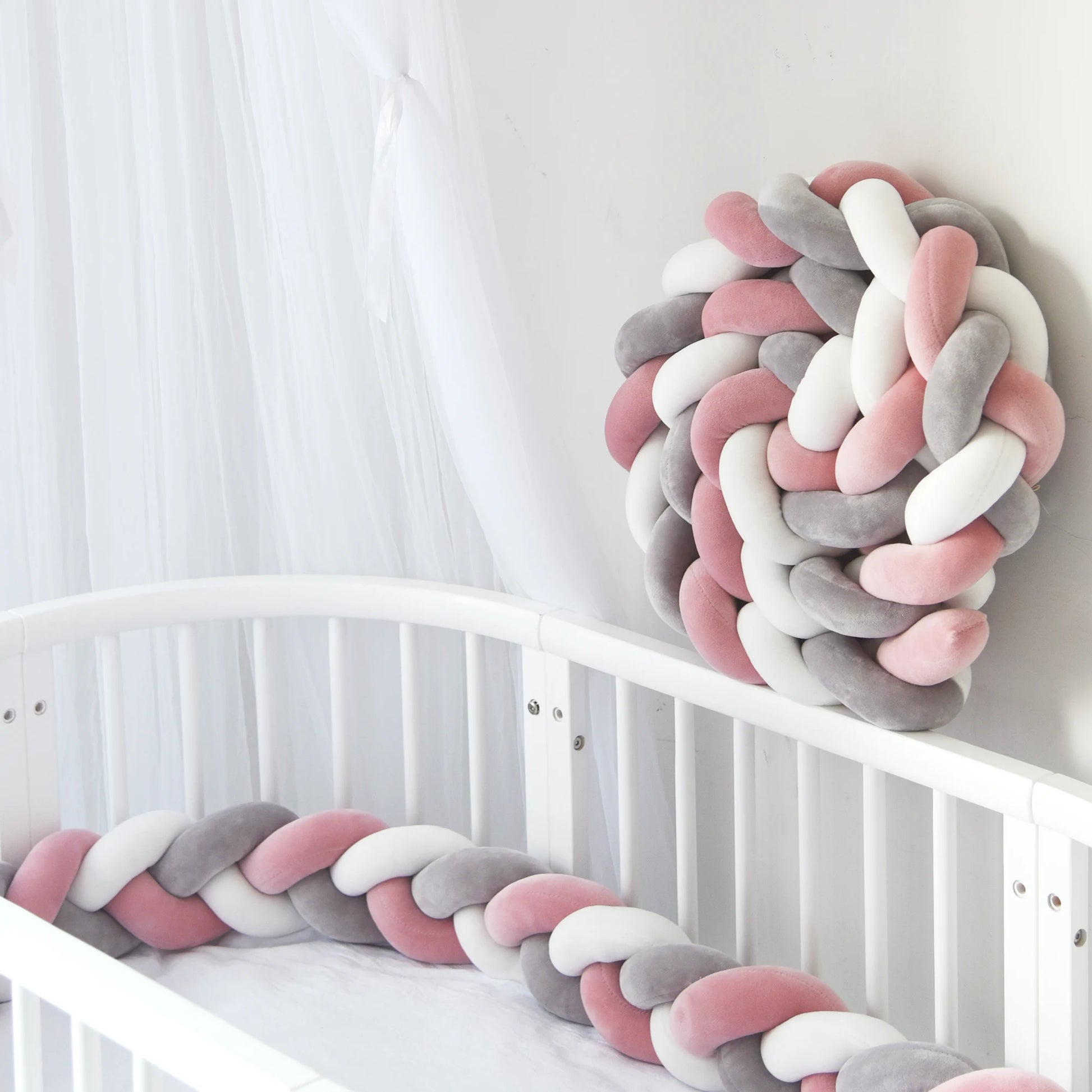 tresse de lit autour de bebe gris blanc terracotta