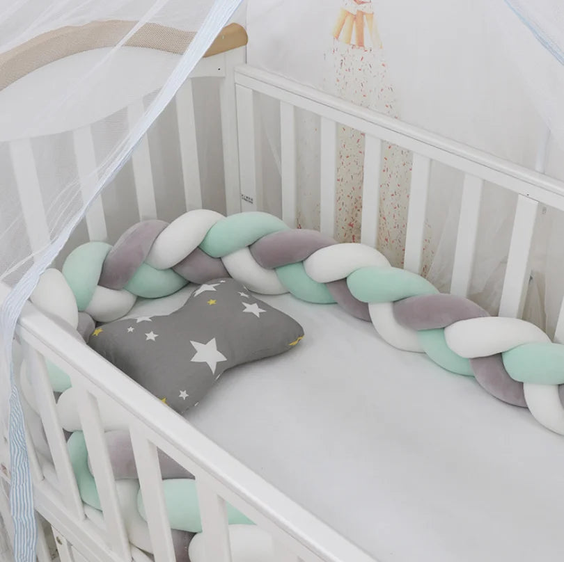 tresse de lit autour de bebe gris blanc vert