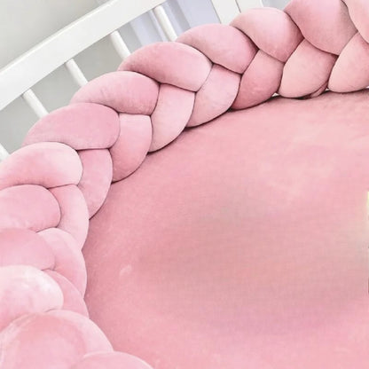 tresse de lit autour de bebe rose poudre