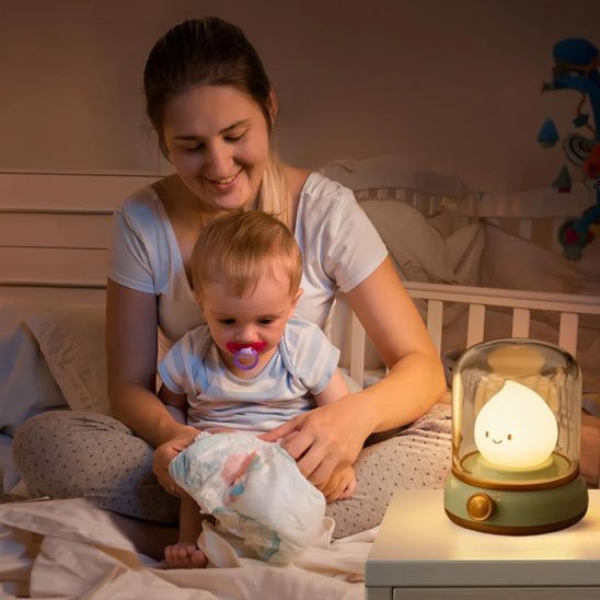 Veilleuse bébé blanc maman près change couche