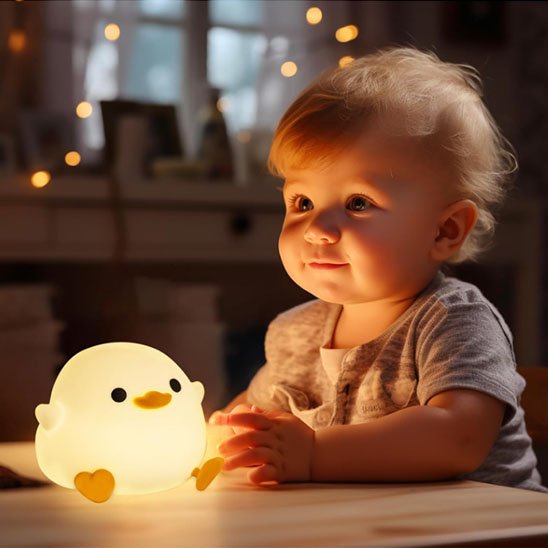 Veilleuse bébé canard bebe garçon amuse avec sa lampe-éclairé