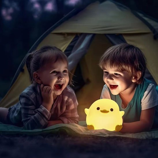 Veilleuse bébé canard deux enfants jouent dans sa tente