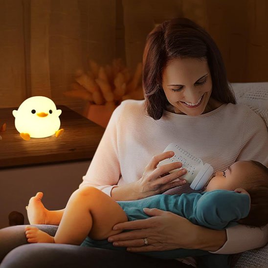 Veilleuse bébé canard maman donne biberon son bébé