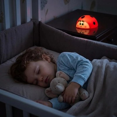 Veilleuse bébé coccinelle petit garçon dort confortablement