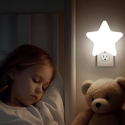 Veilleuse bébé étoile blanc petite fille dort avec doudou