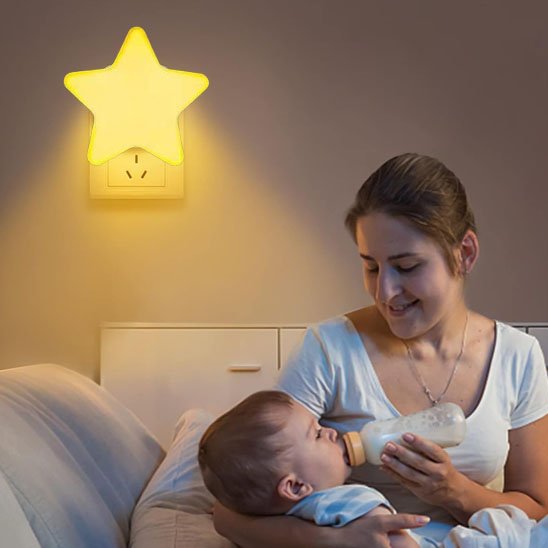 Veilleuse bébé étoile maman donne biberon son bébé