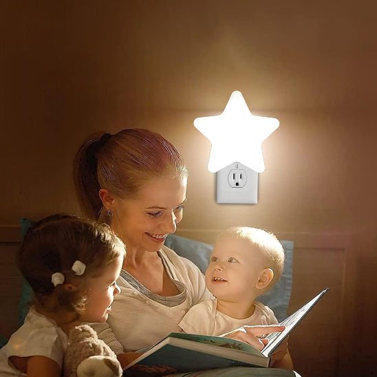 Veilleuse bébé étoile maman lire livre avec deux enfants