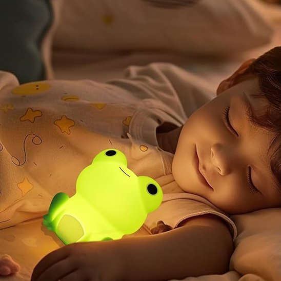 Veilleuse bébé grenouille avec petit garçon dans lit