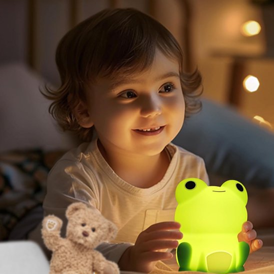 Veilleuse bébé grenouille dans la mains-petit garçon