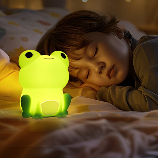 Veilleuse bébé grenouille-près-petit-garçon-dormir