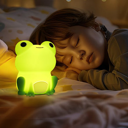Veilleuse bébé grenouille-près-petit-garçon-dormir