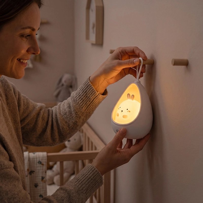 Veilleuse bébé lapin blanc suspendu