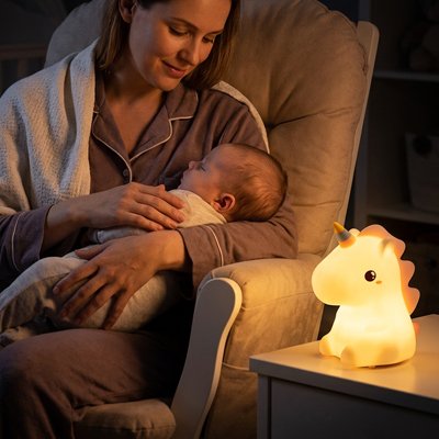 Veilleuse bébé licorne bebe dort dans bras maman