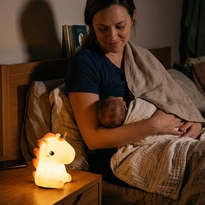 Veilleuse bébé licorne maman allaite dans sa chambre