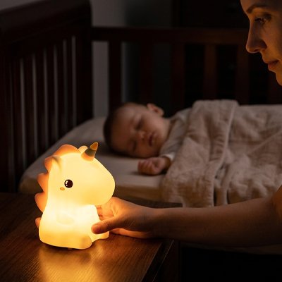 Veilleuse bébé licorne maman allume son bebe dort