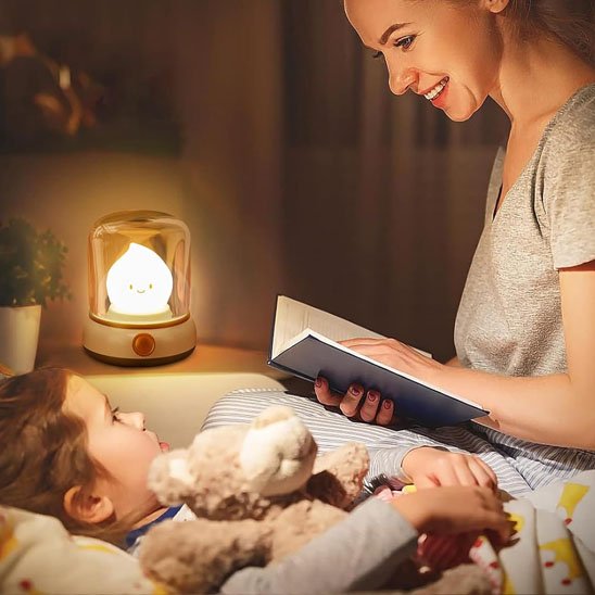 Veilleuse bébé maman lire livre pour son fils