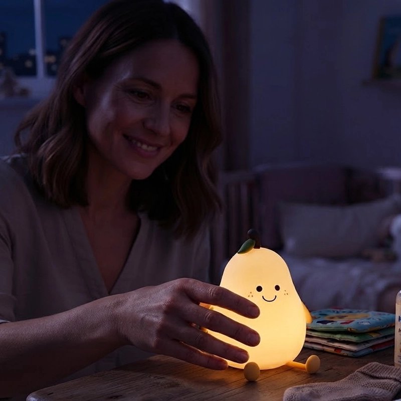 Veilleuse bébé poire lumineuse dans la main maman